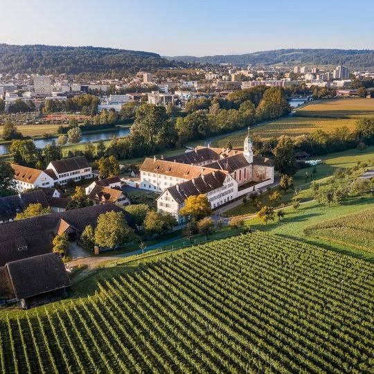 Luftaufnahme von Kloster Fahr und der grünen Umgebung